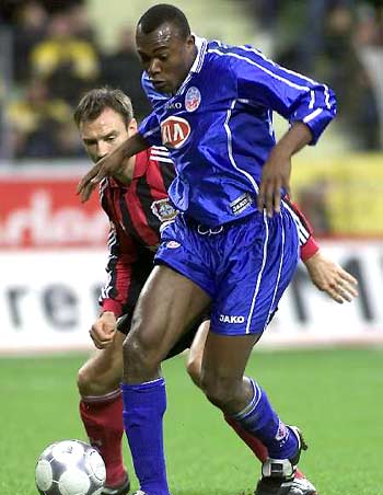 《古墓丽影》2007周年版和2026年重制版画面对比