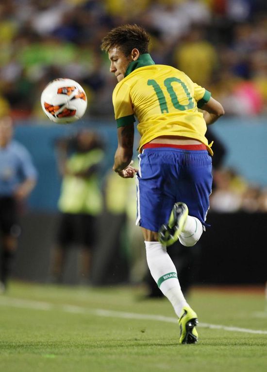 轰31分9板6助，詹姆斯又成历史首人！湖人拒连败一口气迎4大利好