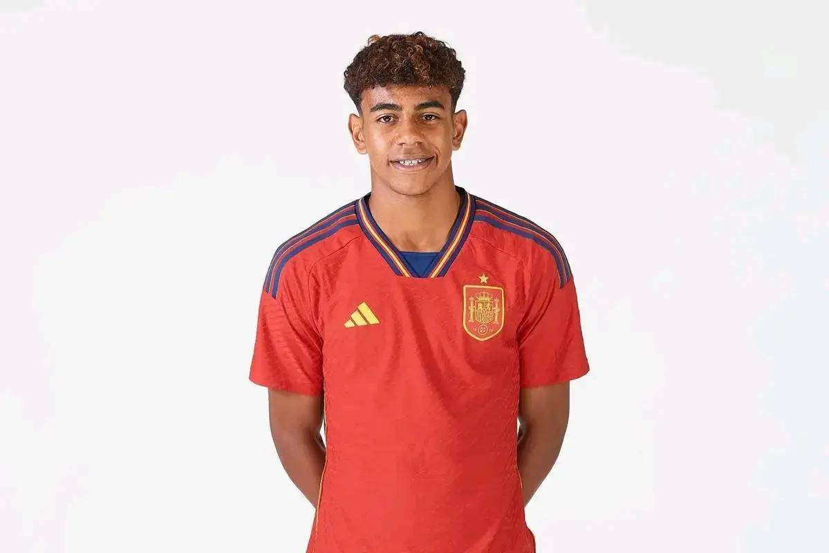 锁定斗鱼看 2025 电竞世界杯：豪华解说+互动福利 开启盛夏观赛狂欢